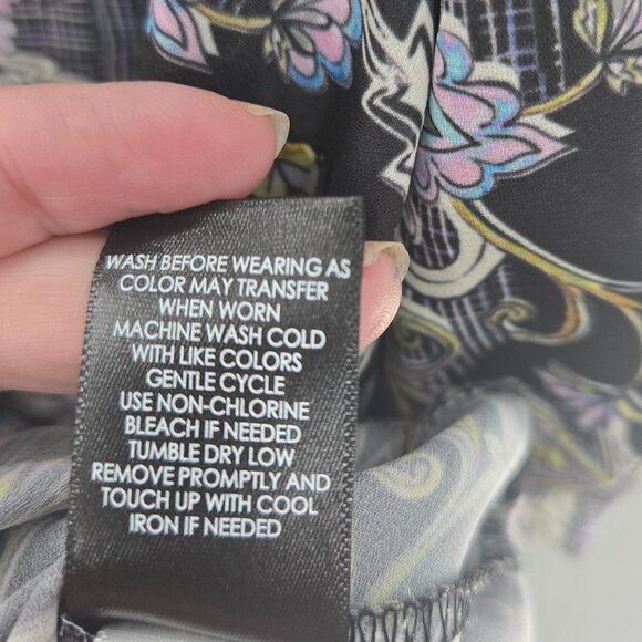 Torrid Harper Black Paisley Gold Leaf Pullover V-Neck Blouse Size 1/1X - Picture 15 of 16